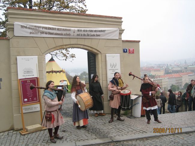 昔の衣装？と昔の楽器？で演奏していました。