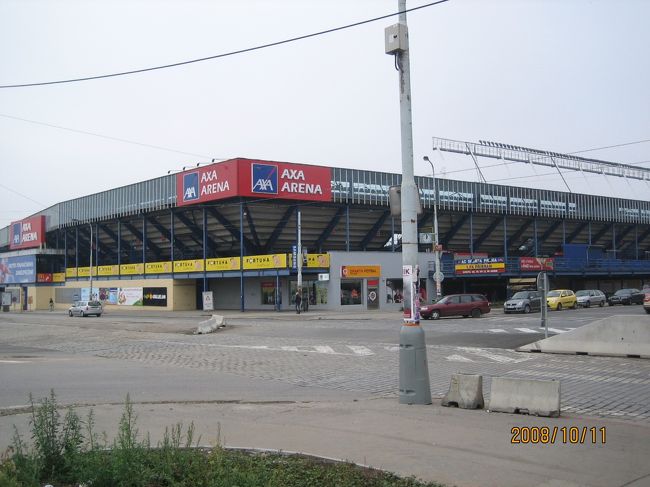 トラムを乗り継いで．．．といっても大規模な道路工事中で殆ど歩いてやっとこさここへ。<br />スパルタ・プラハのホームスタジアムです。<br />