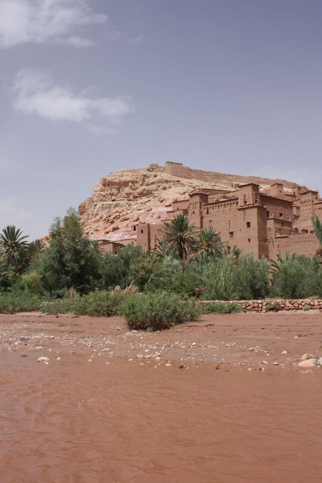 <br /><br />今日も日陰なしの炎天下。<br /><br /><br />足だけ水に浸かって、ちょっと気持ちいい☆<br /><br /><br />でも、この川の色。<br /><br />川底が全く見えません。<br /><br />すっごく深くなったらどうしよう。。とドキドキしながら渡りました。