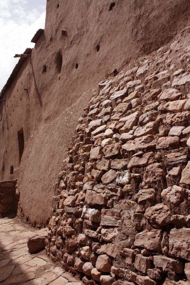 この、レンガでもない不揃いな石がむき出しになっている所がすごい。<br /><br /><br />地震大国・日本では現存し得なかっただろうなぁ。