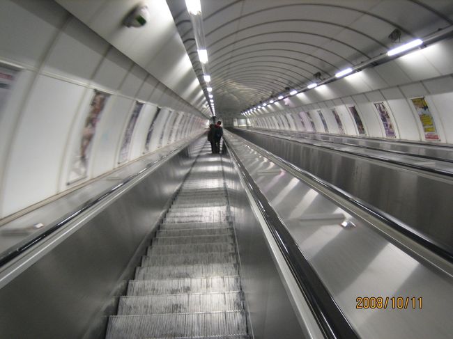 どこかの地下鉄駅のエスカレータです。<br />大井町の東京臨海高速鉄道ぐらい深い地下を走るのは日本ぐらいだと思っていましたが、チェコやハンガリーも走っていました。（技術的には大したことないんですね）<br />チェコやハンガリーのエスカレータは早いのであまり苦痛にはなりませんでした。<br />日本もあれぐらい早くしてくれれば．．．