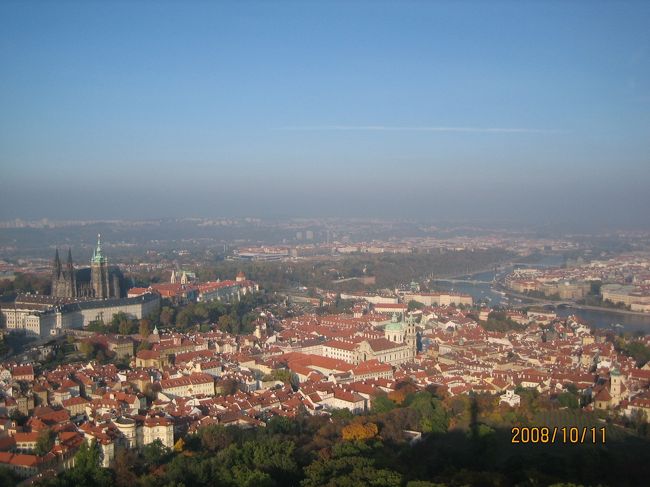 プラハ城と聖ミクラーシュ教会が見えますね。