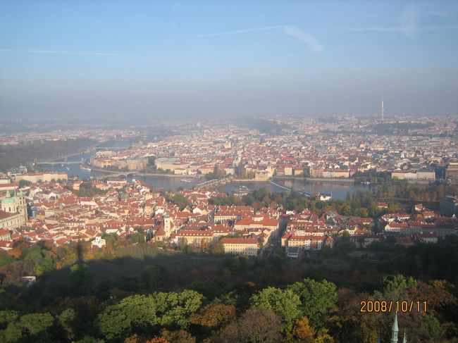 こちらはカレル橋とティーン聖母教会が見えます。