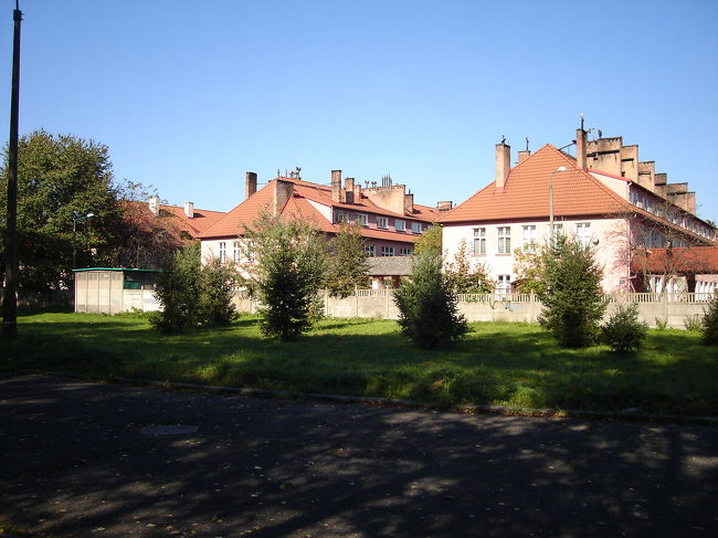 オシフェンチム駅からは「地球の歩き方」の地図を頼りに徒歩で行きました。まさに「地球の歩き方」で地球を歩くということで。歩くこと20分。煙突が昔ながらのレンガ造りで、そこに今風の建材でコーティングされた建物が視界に入ってきました。アウシュビッツも経年劣化と戦っているのだなと物思いにふけっていたのですが、普通の民家の様でした・・・・。