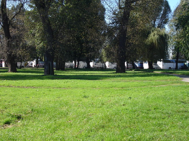 アウシュビッツと見間違えた住宅街を通っていくと本当のアウシュビッツの駐車場らしきものが見えてきました。しかし、何という観光バスの数。今日は月曜日なのですが・・・・・
