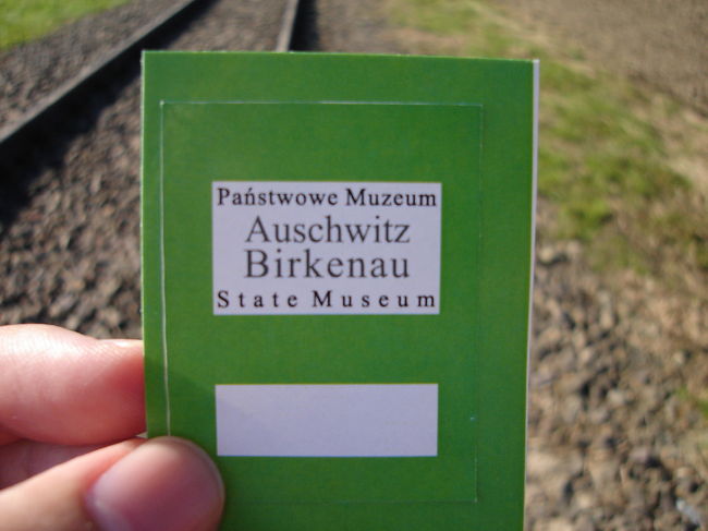 34ズロチ払ってゲットしたのがこのシール。おそらく時間帯ごとに色が分かれているようで、これでグループ分けしているようでした。（他に黄色とか水色とかがいました。）