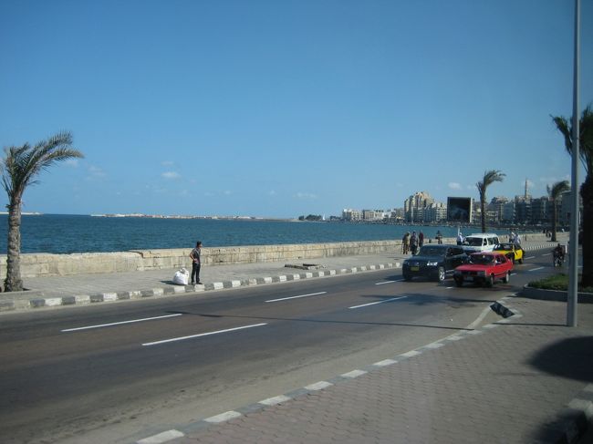 バスに乗って移動。<br /><br />地中海！きれいでっせ！