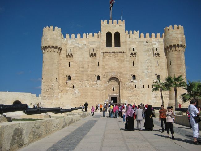 カーイトゥベーイの要塞。<br />紀元前3世紀に建立だって。<br /><br />すごいよね、