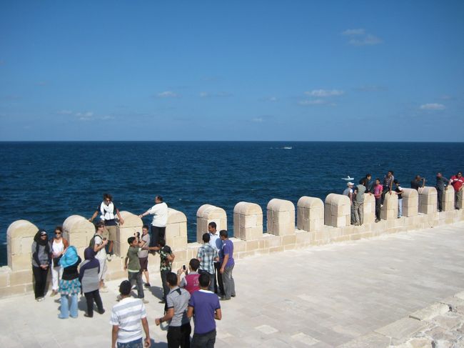 要塞から見る地中海<br /><br />結構波荒いなあ。