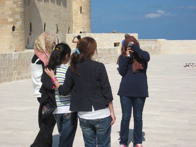 なぜか一緒に写真を撮っている私。<br /><br />ガイドさんによると、ここでは写真を撮ってという子たちが多いらしい。<br />エジプトの子はとても愛嬌があって可愛らしい！