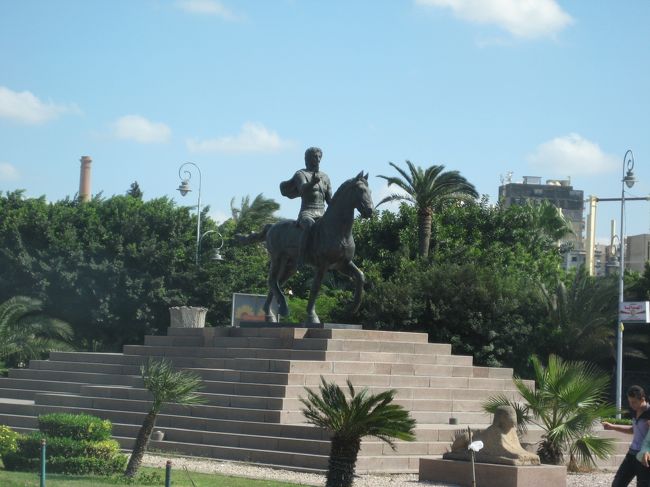 バスにのって国立博物館に移動中。<br /><br />←これはアレキサンダー大王。<br />　多分（自信なし）<br /><br />