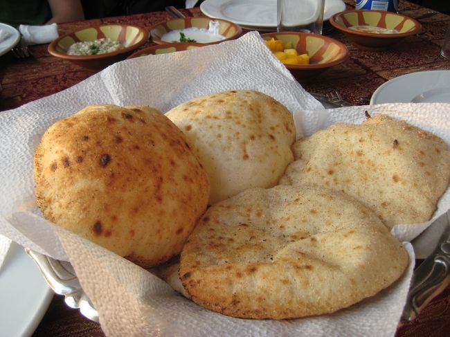 焼きたてのパン（アエーシ）<br /><br />行くレストランではどこでも出てくるパン<br />ここでは焼きたてでおいしかったが<br />たいてい冷めてるのが出てくる。<br />無味。パンにつけるペーストがある。<br /><br />このパンを焼いてるおばちゃんがめっちゃニコニコしてて「写真とってもいいよ〜」と愛想良くいってくれるのだが、撮ったらお金を請求してくるそうだ。<br />危なく撮るとこだった。。。