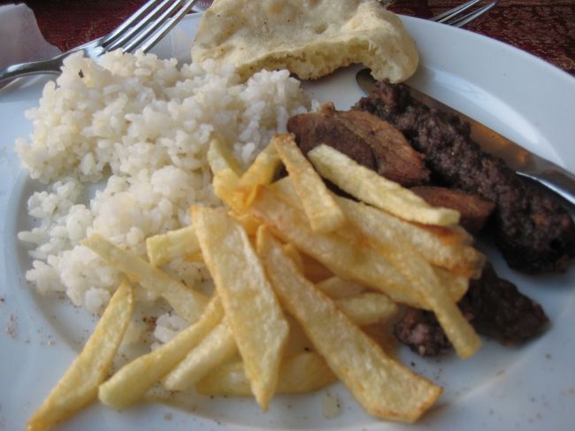 ケバブと水牛。<br /><br />おいしいが<br />水牛固いッス。<br />