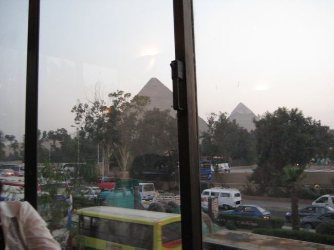 ここのレストランからは<br />ギザのピラミッドが見えるのです。<br /><br />眺めがいい〜。