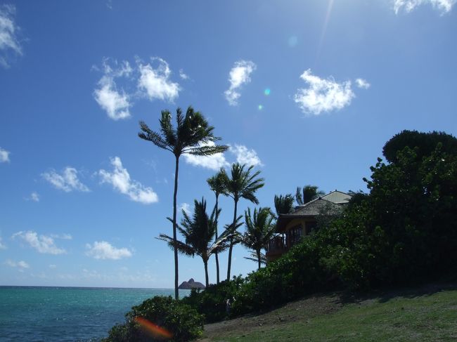 セグウェイを停めて、キーをロックして下におりました。<br />カイルア・ラニカイの土地はとても高いそうです。<br /><br />右手の別荘もそうとう高いんですって
