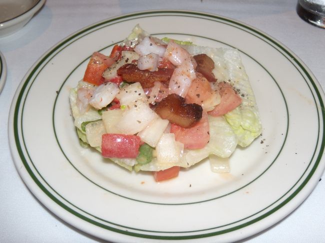 ここからが忙しかった・・・<br /><br />ホノルルに戻り、アラモアナホテルで飲茶で軽くお昼。<br /><br />ホテル売店でサマードレスを購入して、着替えてアラモアナビーチへGO!!<br /><br />海に15年ぶりくらいに入りました。<br />速攻ホテルへ帰り、着替えてアラモアナSCへ。<br /><br />そして、19時予約のウルフギャングステーキへ。<br />こちら、ウルフギャングサラダです。<br /><br />レタスに、カナディアンベーコン(これ超うまかった)<br />エビ、マウイオニオン。<br /><br />前菜にエビを頼んだが、食べきれないだろうとウェーターの計らいで前菜パスしました。<br />