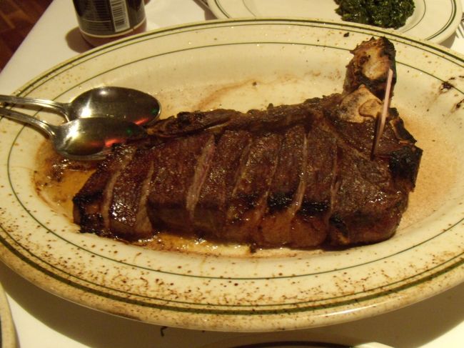 ステーキ。<br /><br />Tボーンステーキ。<br /><br />うふふ。<br />