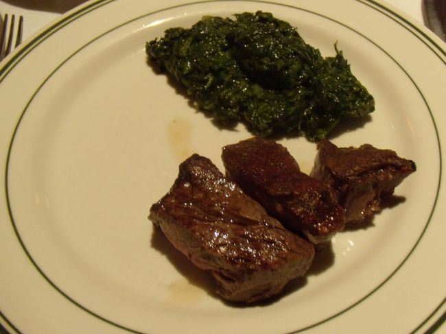 ヒレを最初にとりわけてくれました。<br /><br />ほうれん草のクリーム。<br />ちょっと濃いかな。<br />