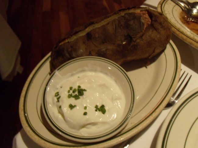 ベークドポテト。<br /><br />これ。。。。。<br />すごくでかいですから。<br /><br />