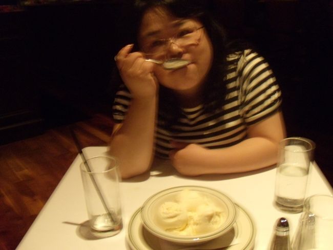 デザートのアイス。<br /><br />肉が美味しかったの。<br /><br />付け合せの野菜いらないから、肉で腹いっぱいにいたかった。。。<br /><br />シンプルに塩コショウ最高です。<br /><br />あ〜また食べたい。<br /><br />大満足で、ホノルル最後の夜になりました。