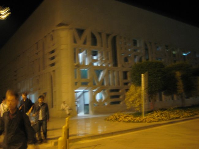 ルクソールに到着<br /><br />この外壁。<br />おしゃれな空港です