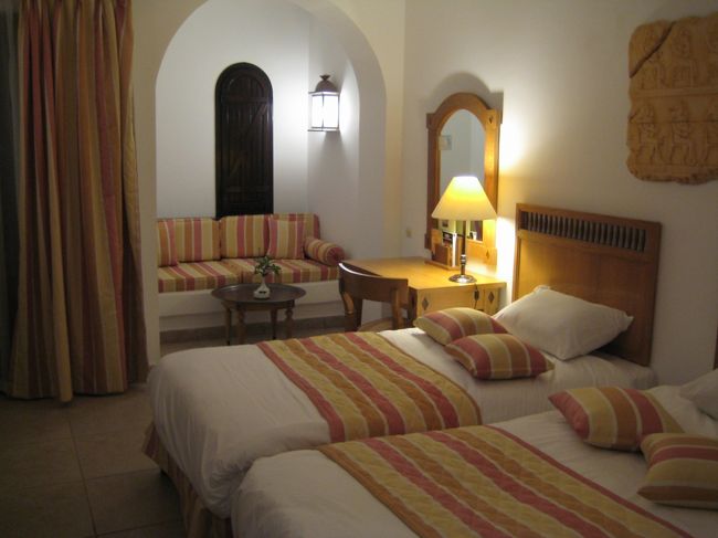 リゾートホテル<br />SOFITEL KARNAK<br /><br />最高級らしい。<br />確かに。ただ、ドライヤー壊れてた（笑）。<br />持ってきてるからいいけどねん。