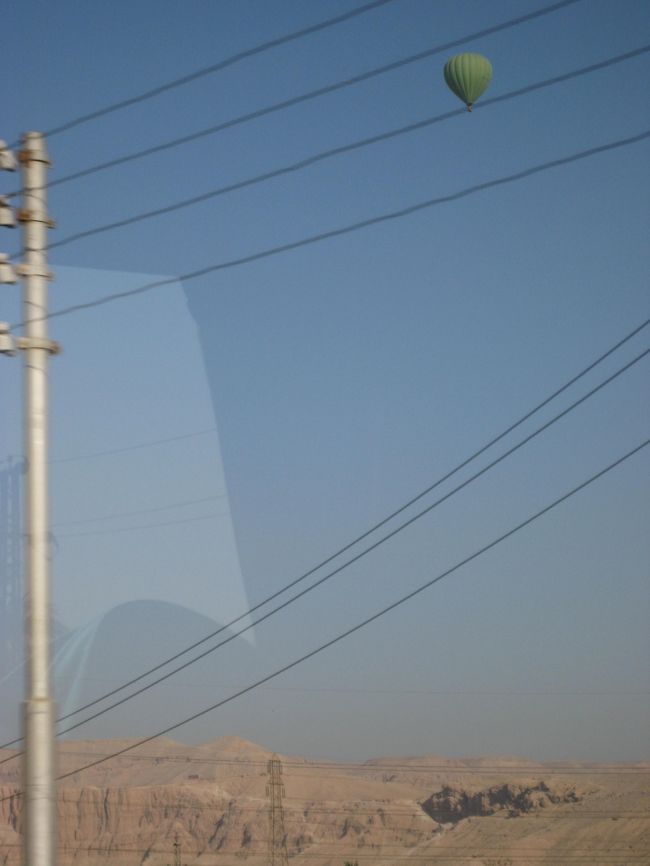 遠くに気球が、<br /><br />気球ツアーというのがあるらしい。