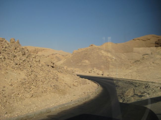 王家の谷へ。<br />ここは60以上のお墓があります。<br />しかし一緒に眠っていたたくさんの宝石などは盗まれてしまったそうです。<br />壁のレリーフは残っていて、お墓によってはきれいに残ってました。<br /><br />ツタンカーメンのお墓は1922年に子供によって偶然発見されました。<br />なんで今まで発見されなかったのか、、、。<br />隣のラメセス6世（？）のお墓を造ったときに掘った砂や土をポイポイ、ツタンカーメンのお墓の入り口に捨てたので入り口が塞がって、ただの山みたいになって発見されなかったそうな。<br />盗賊に発見されていたら、ツタンカーメンの黄金のマスクも、今はもう観られなかったかもしれないね。<br /><br />そして当時、ツタンカーメンのお墓が見つかった後、16人の人によって採掘されたそうなのですが、皆死んでしまったそうです！ファラオの呪いというのはそこからきたそうです。