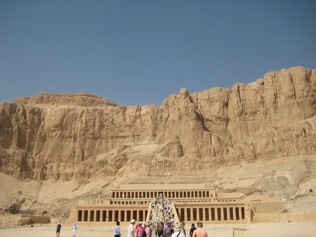でん。<br /><br />エジプトは規模がでかい。<br /><br />そしてここはめちゃくちゃ暑い。。。（笑）<br /><br />さあ、中へ。