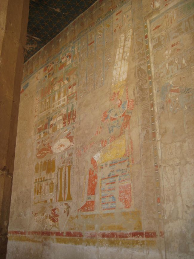 きれいなレリーフ<br />色が残ってるのに感動！<br /><br />だって紀元前約1500年の建物だよ！！！<br /><br />