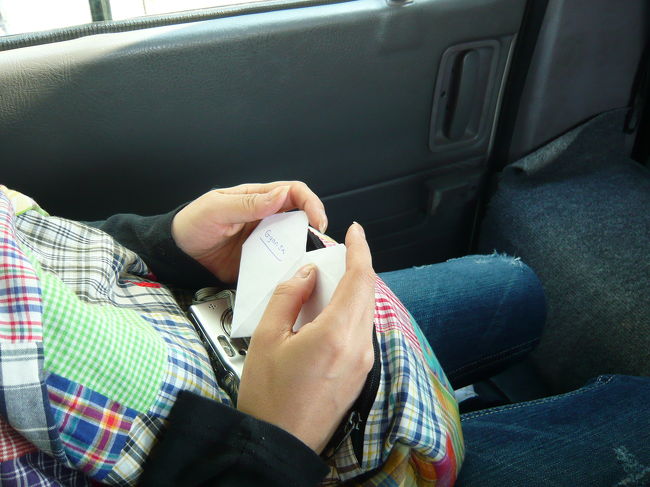 空港へ向かう車の中。<br />親切にしてくれたガイドさんへ思いをつづった手紙。