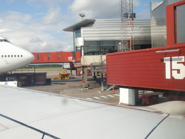 ストックホルム空港に到着！　なのに、飛行機の扉が開かなくて外へ出られず……（こんなの初めてだ）。機内で待つこと15分――ようやく空港に降り立つことができました。<br /><br />←機内で待機中に撮った外の様子。<br /><br />ナッカ（Nacka）島のホテルへは、空港からバスで中央駅まで行って、そこからタクシーに乗るつもりでした。でも、中央駅のタクシー乗り場で料金を尋ねると、セーデルマルム島までは市内均一の料金で行けるけれど、その隣りのナッカ島だと２倍近くの料金になるというのです。<br /><br />これにひどく驚くわたしに、運転手さんは市内タクシーの料金表を示して説明。どうやらストックホルムのタクシーは範囲によって料金が統一されているらしい。<br /><br />そういう決まりならしかたがないけど、泊まるホテルはセーデルマルム島から橋を渡ってちょっとのところにあり、橋を越えただけで２倍の料金を払わなければならないのはなんか悔しい（橋の手前で降ろしてくれとは、さすがに言えないし）。<br /><br />夫は２倍になろうがタクシーに乗るつもりだったようだけど、結局、けちんぼのわたしの意見が通って地下鉄とバスで行くことに（笑）　だって、空港で購入したストックホルム･カードを使えば、実質、交通費タダだし〜。<br /><br />