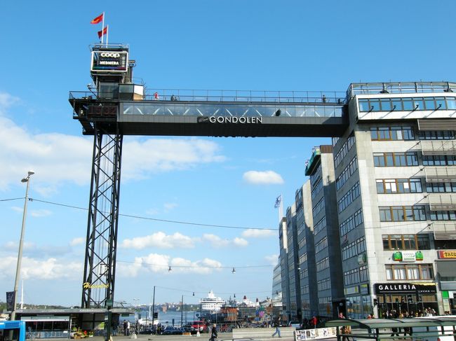 中央駅から地下鉄に乗って２つ目のスルッセン（セーデルマルム島）で下車。ここからバスに乗ります。<br /><br />←スルッセン駅の広場に建つ空中レストラン「エリックス･ゴンドーレン」<br /><br />実は、今日の夕食はこのレストランを予約しています。眺めがよさそうで今からわくわく。<br /><br />当初、夕食はこれから泊まるホテルのレストランでと思っていたのだけれど、あいにくこの日は貸切の予約が入っていてだめだったのです。<br /><br />とにかく、まずはホテルへ行って荷物を下ろさなければ。