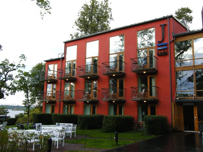 スルッセンからバスで10分ほどでホテルの最寄のバス停に到着（バスの本数はけっこうあったので、たいして待たずに乗れました）。バス停からホテルへは歩いてすぐでした。<br /><br />←１日目のホテル「Hotel J」　バルト海は目の前〜♪<br /><br />あんなに晴れていたのに、バスを降りたころ急に雨雲がやってきて夕立になってしまいました。写真は夕立後に撮ったもの。