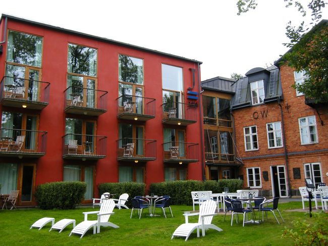 デザインの国らしい、なかなかオシャレな外観。<br /><br />予約していた部屋は、「J Newport」というシービュー・ルームでしたが、なんとホテル側の好意で「Wedding Suite」にアップ･グレードされていました！！<br /><br />一応、この旅行は結婚記念日旅行なので、これはお祝いのサプライズのように思えました。スタッフにそれを話すと、「それならまさにあなたたちにピッタリのお部屋よ」だって。Weddingからはだいぶ月日が経っているけど、まぁそういうことにしておこう。<br /><br /><br />★ホテル《Hotel J》<br />http://eng.hotelj.com/<br /><br />★ホテルのレストラン《Restaurant J》（別棟）<br />http://eng.hotelj.com/page.asp?pageID=2464<br />※今回は貸切の予約が入っていて利用できませんでしたが、海沿いの眺めの素晴らしい場所にあります（ホテルから歩いてすぐ）。