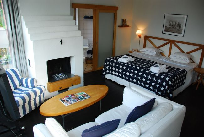 で、こちらが「Wedding Suite」のお部屋。<br /><br />広い〜！　マリン・スタイルのインテリアが海辺のホテルらしくてとっても素敵♪♪<br /><br />暖炉もあります。今はキャンドルが置かれていますが、実際に使われている暖炉のようです。