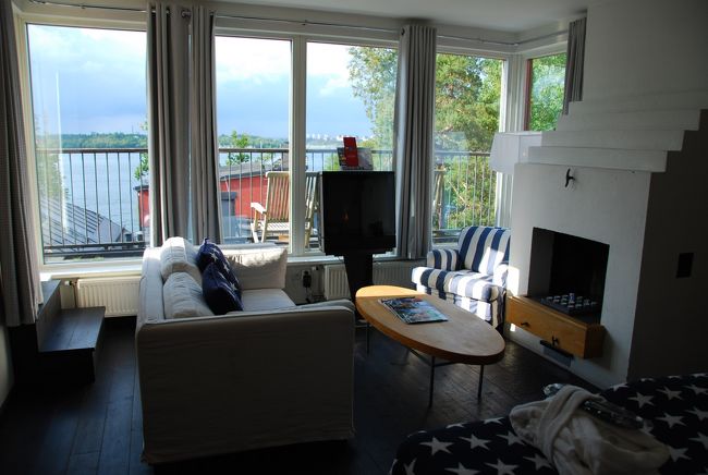 ２方向に窓があり、外にはバルコニーがあります。<br /><br />海はすぐそこ。