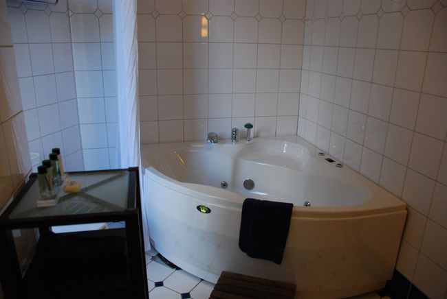 お風呂はジャグジー。<br /><br />窓があって明るいです。