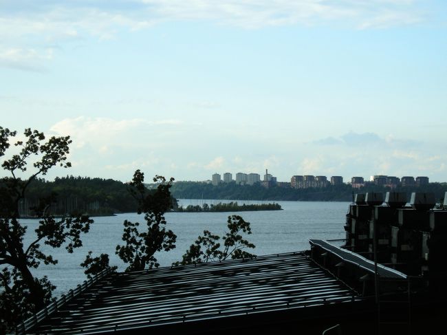 雨が上がったのでバルコニーに出てみました。<br /><br />海だ〜。