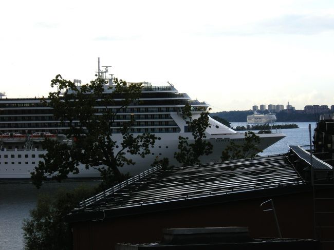 と、そこへでっかい船が――びっくりした〜。<br /><br />こんな大型客船がまん前を通るとは思わなんだ。<br /><br />よく見ると、バルト海クルーズのあのシリアラインも向こうからやってきています。