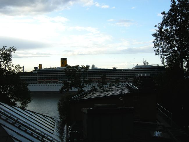 それにしてもデカイ。。。<br /><br />こうして船は静かに通り過ぎていったのでありました。<br /><br />なるほど、たしかに水の都だわ。