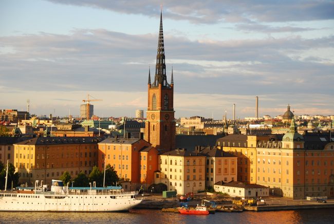 リッダーホルメン島方面。<br /><br />まんなかにそびえているのは、リッダーホルメン教会の尖塔。