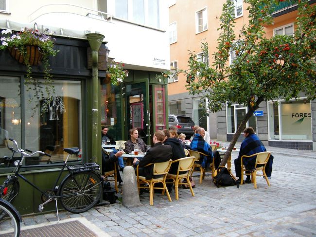 路地のカフェ。<br /><br />テラス席には毛布をかぶっている人も。<br />少し肌寒くても、北欧の人たちはちょっとでも長く陽を浴びていたいんだろうな。