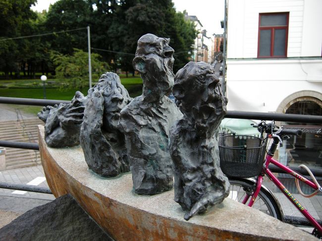 おもしろいオブジェを発見！<br /><br />まるで日本の「見ザル、言わザル、聞かザル」のスウェーデン版みたいだ〜（これはおサルじゃないけど）。