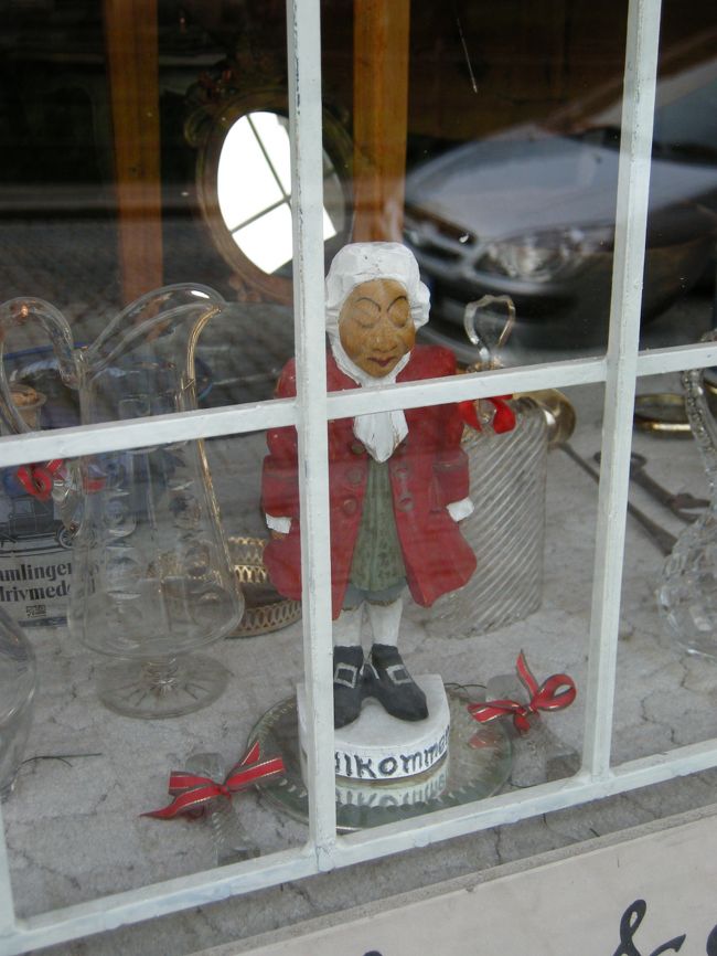 路地沿いのショップのウインドウをのぞくと、素敵な置物が。<br /><br />なんかすごく好み〜。<br />でも、すでにお店は閉まっていて入れず……。<br /><br />セーデルマルム島にはこんなオシャレな雑貨屋さんやギャラリーがたくさんあって、雑貨好きにはたまらないエリアです。今回、ここでショップ巡りをする時間がなかったのが残念。。。<br />