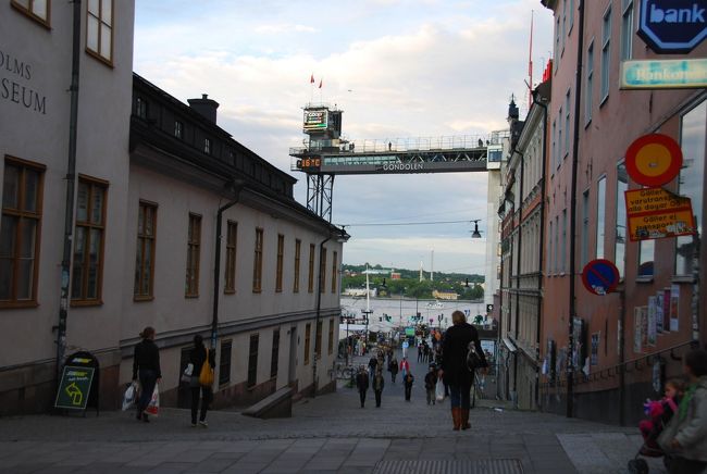 ↑のメインストリートを北へ下っていくと海へ出ます。<br /><br />ディナーの予約している空中レストランが向こうに。