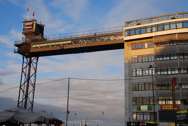 そろそろ予約の時間になったので、レストラン《エリックス・ゴンドーレン（Eriks Gondolen）》へ。<br /><br />レストランはこの空中廊下になっているところです。右隣のビルのエレベターで８階へ上がるとお店の入り口があります。<br /><br />★創作スウェーデン料理《Eriks Gondolen》<br />　http://www.eriks.se/start.asp?lang=2<br />　※上記サイトで予約可。<br /><br />