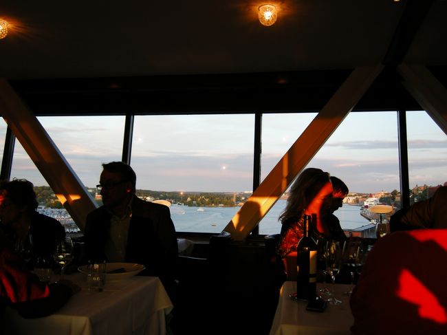 ←店内の様子（東側）。<br /><br />予約していたからか、窓際の席が用意されていました♪