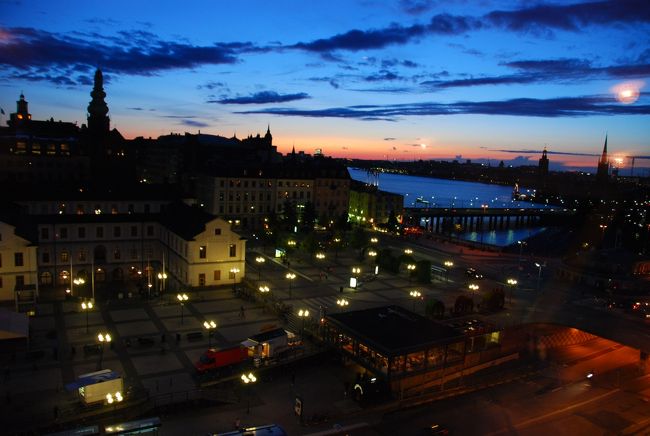 日没。<br /><br />空がもっとも美しいといわれるマジックアワーの夕暮れのひととき。<br /><br />これを見ながら食事ができるなんて贅沢だ〜。