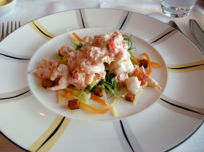 さてさて、お料理はストックホルムへ来たからには、やっぱりシーフードでしょ！<br />というわけで、前菜とメインはシーフードにしました。<br /><br />前菜：シュリンプ・サラダ<br /><br />エビがプリップリッ！　めちゃくちゃおいしい〜♪